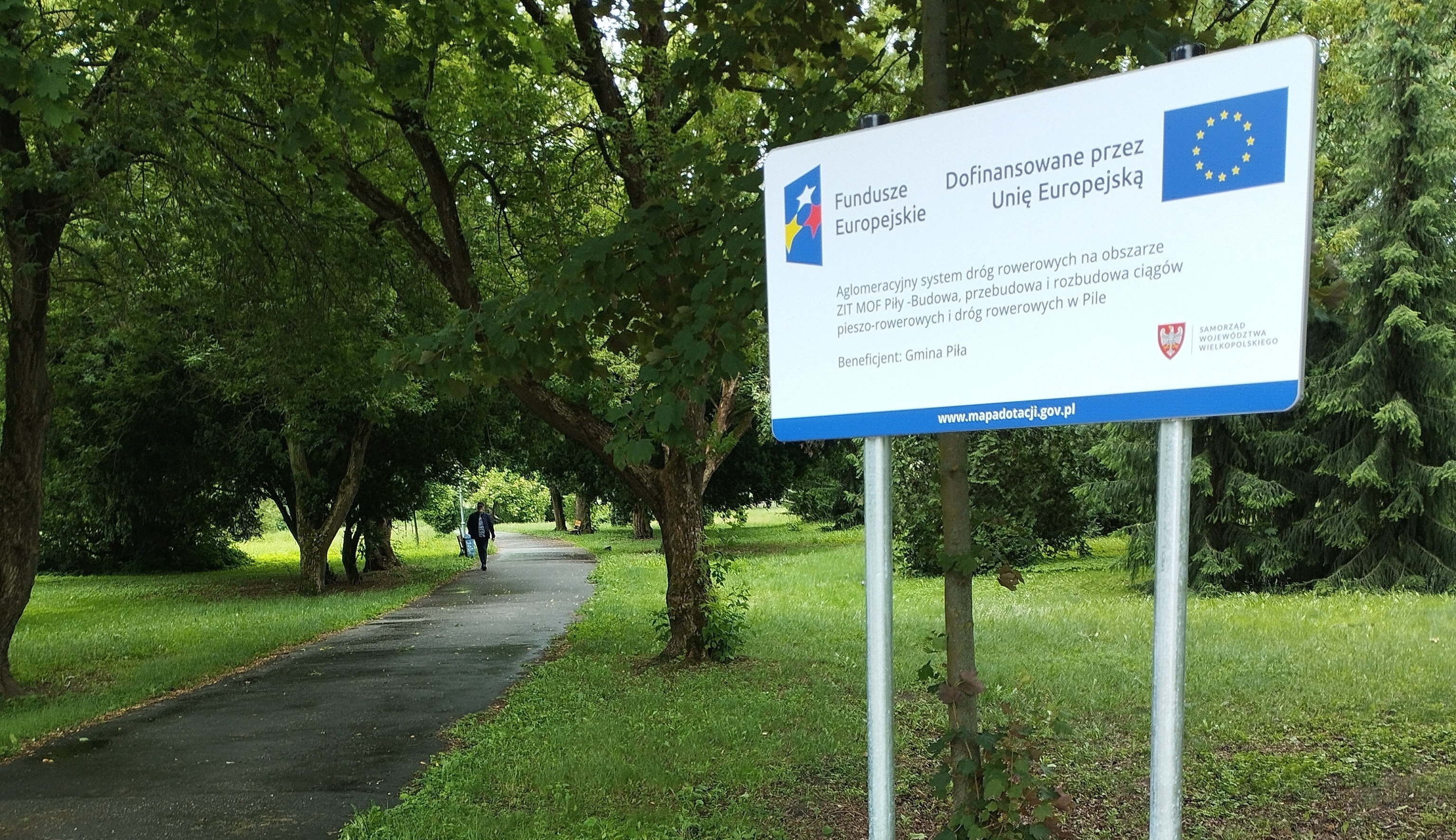Podpisana umowa na realizację zadania przebudowy ciągu pieszo-rowerowego od alei Jana Pawła II do ul. Bydgoskiej przez bulwary Chatellerault, objętego wsparciem finansowym Unii Europejskiej.